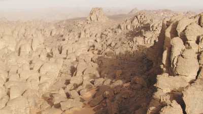 Route dans le désert et formations rocheuses