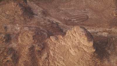 Monuments funéraires touaregs, plans sur le désert et les formations rocheuses