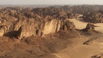 Tombes Touaregs dans le désert rocheux de la région de Djanet