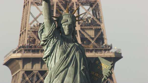 La statue de la Liberté parisienne et la tour Eiffel, vues de bateau.