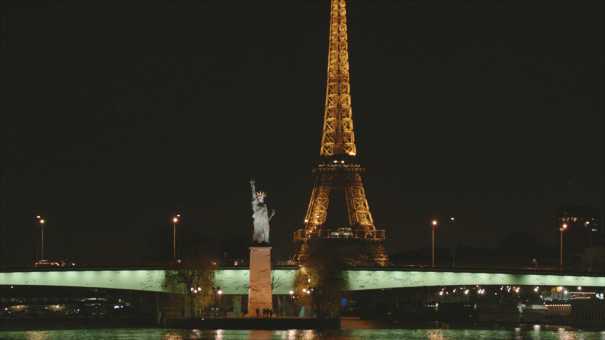 La statue de la Liberté parisienne et la tour Eiffel, vues de bateau la nuit